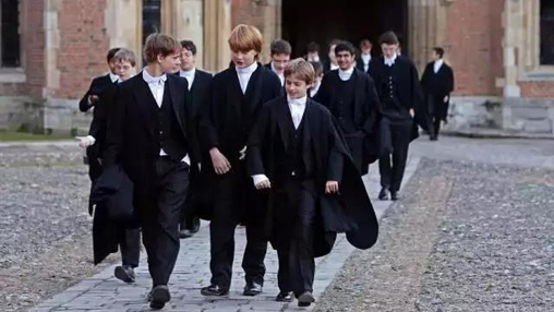 校服承擔育人功能，但為何中國校服卻承擔管理功能？