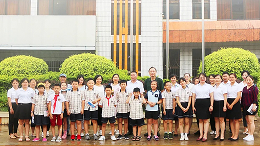 《南國早報》小記者團走進(jìn)百裕集團生產(chǎn)中心，探訪(fǎng)“學(xué)生裝”奧秘